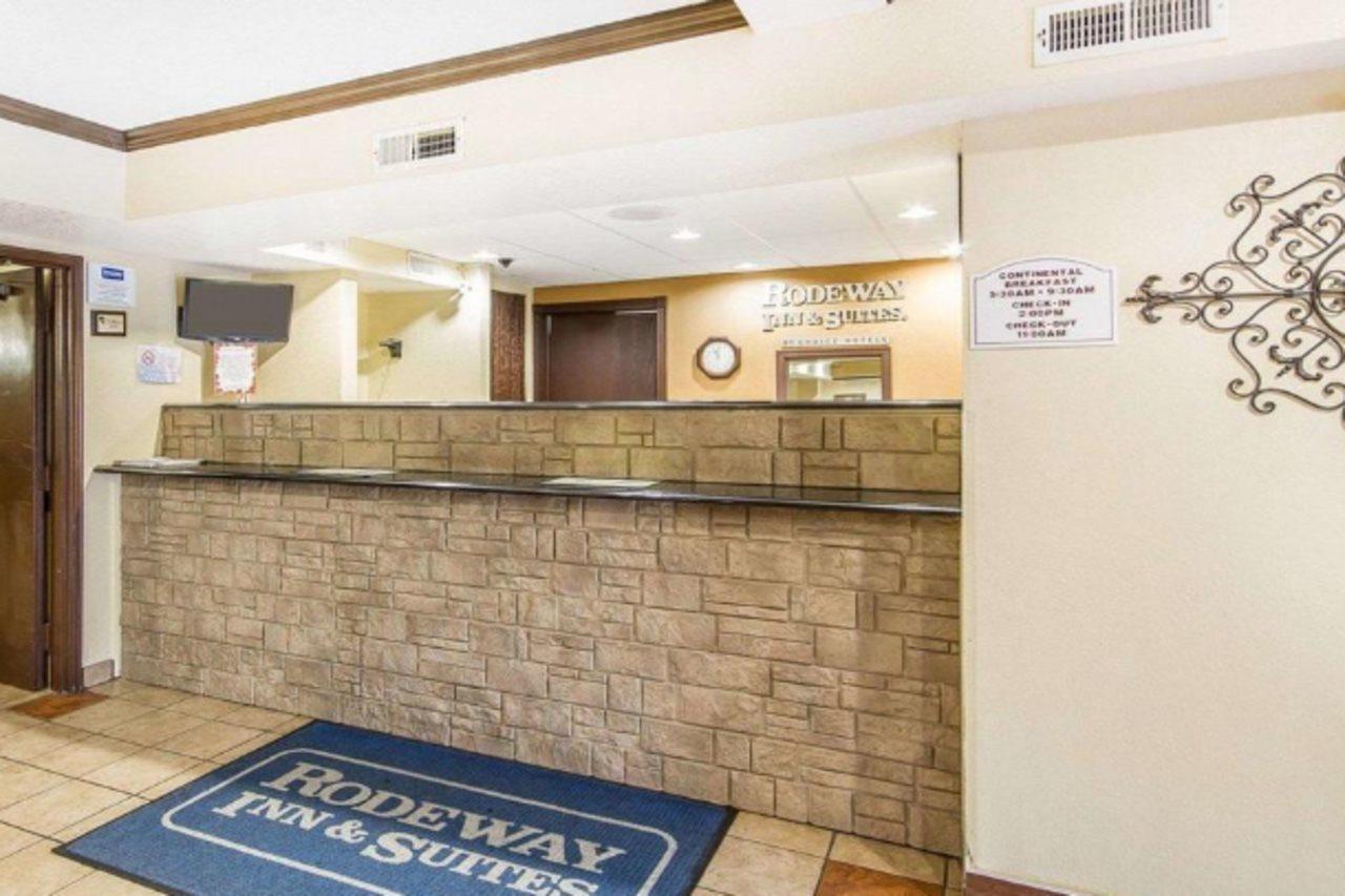 Rodeway Inn & Suites Madison East Экстерьер фото