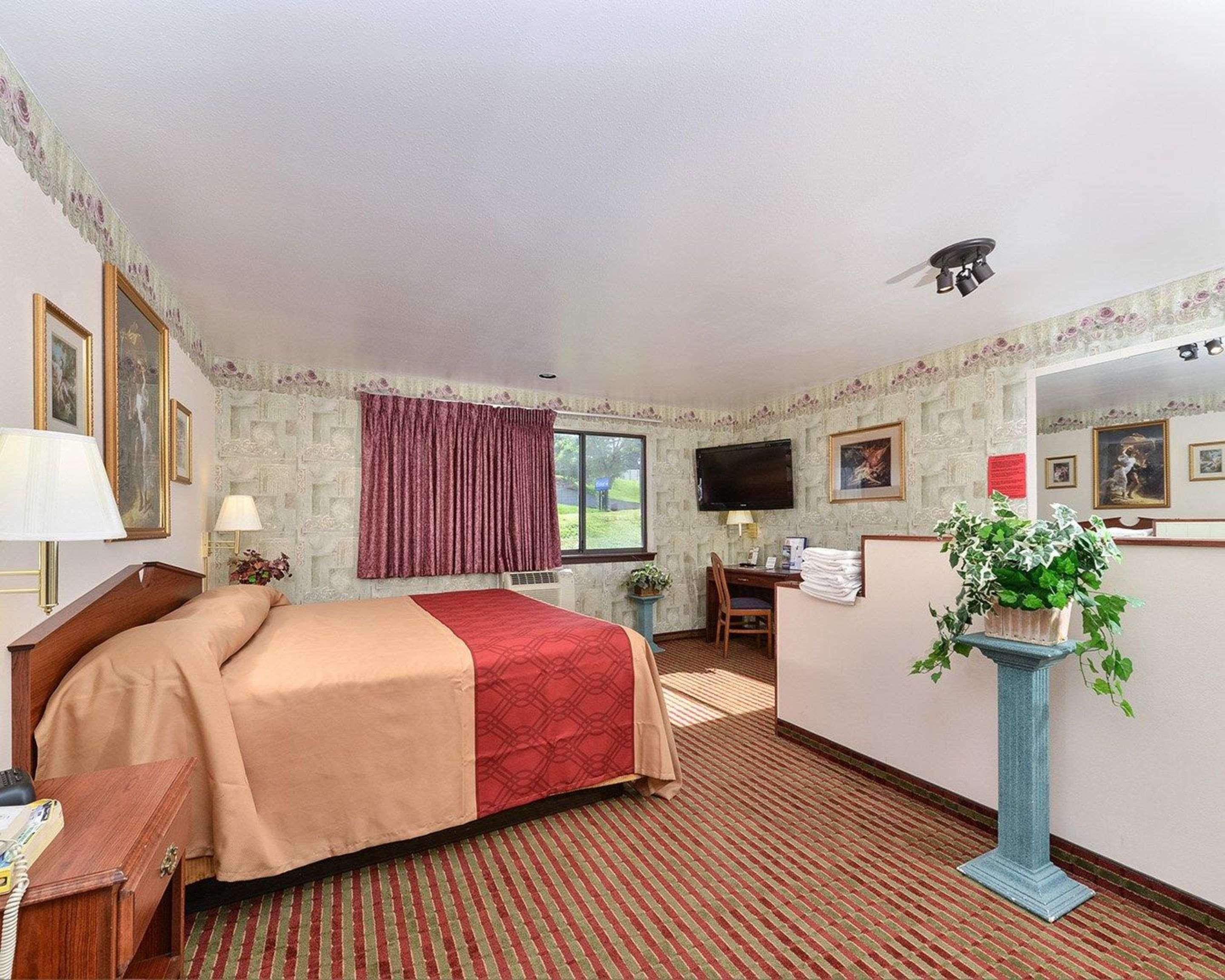 Rodeway Inn & Suites Madison East Экстерьер фото