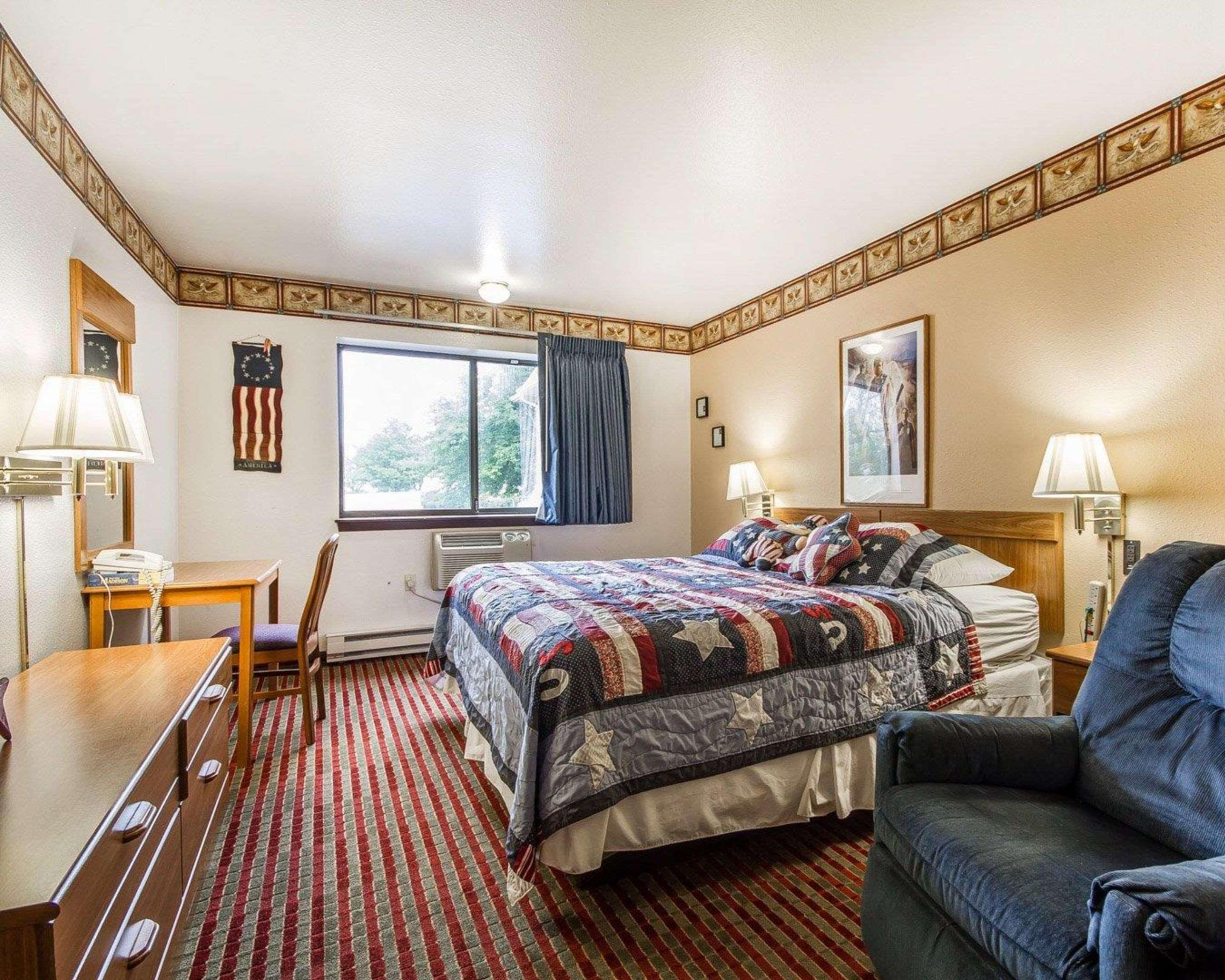 Rodeway Inn & Suites Madison East Экстерьер фото