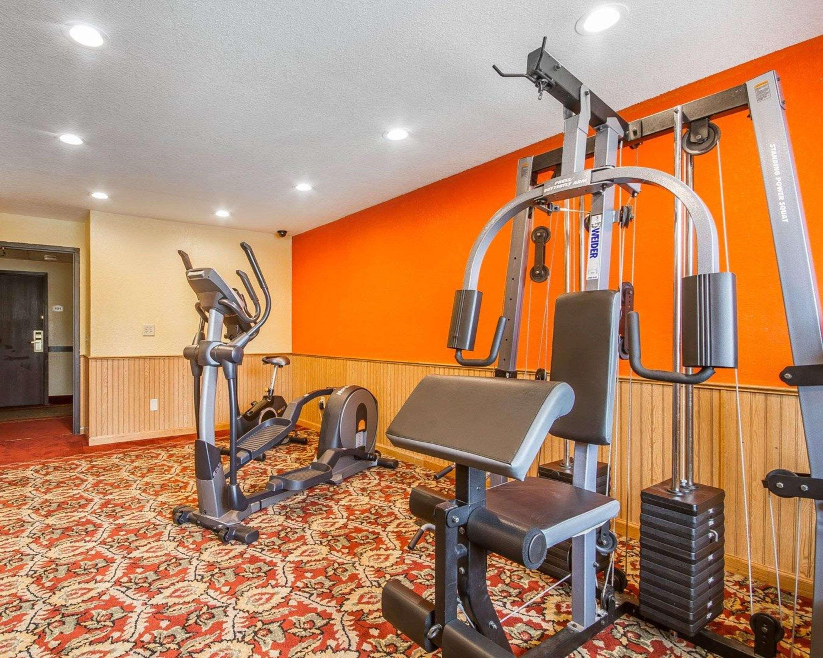 Rodeway Inn & Suites Madison East Экстерьер фото