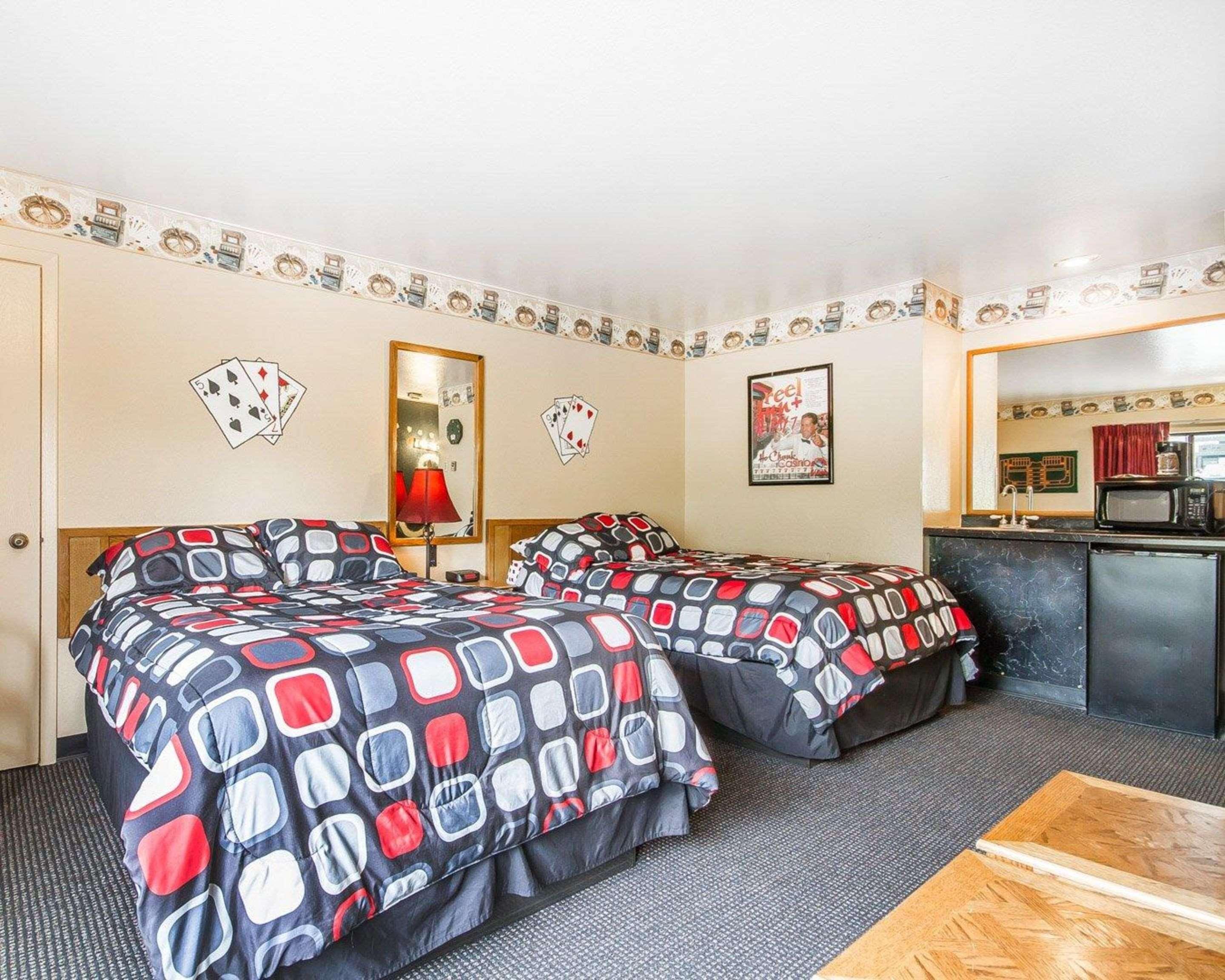 Rodeway Inn & Suites Madison East Экстерьер фото
