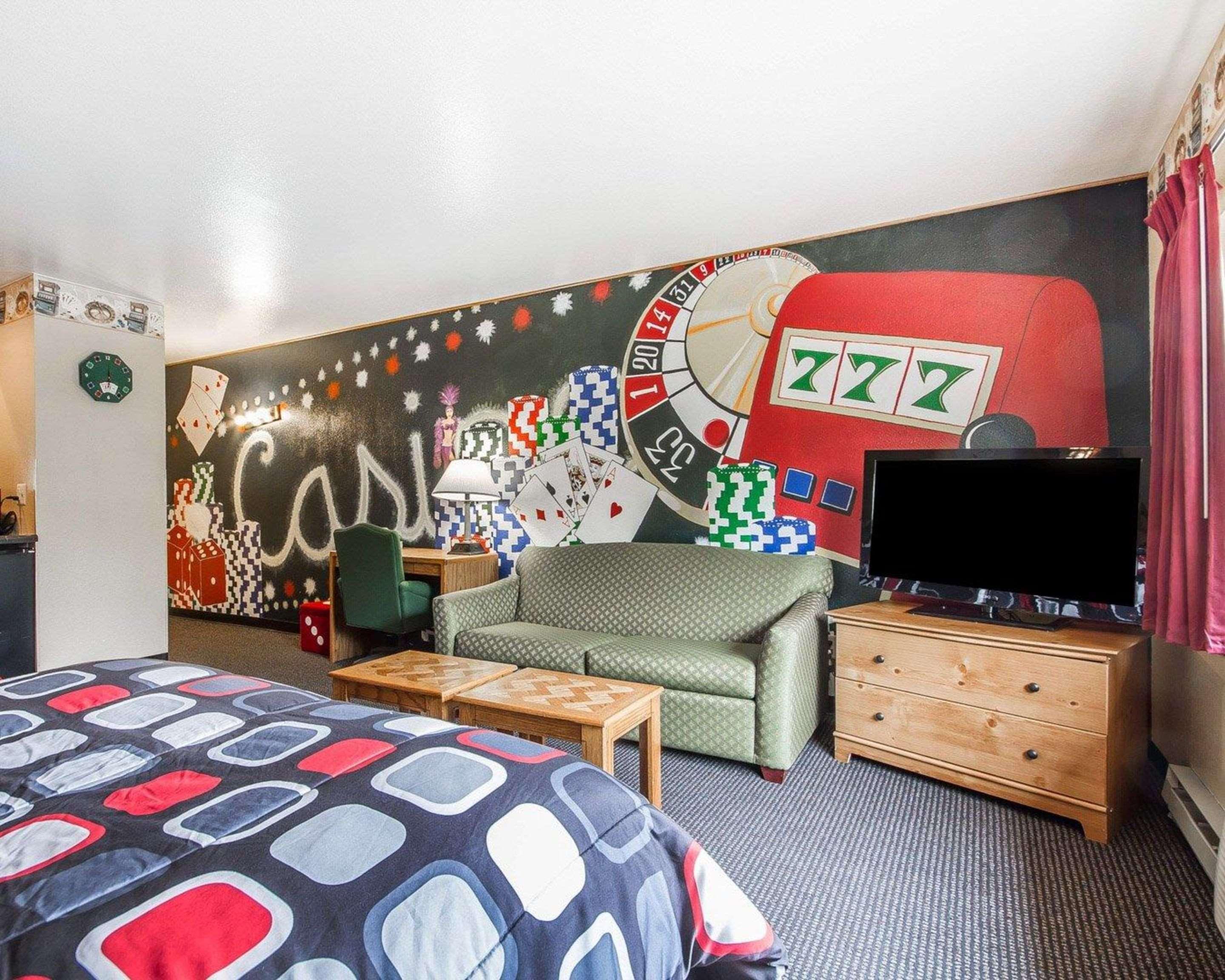Rodeway Inn & Suites Madison East Экстерьер фото