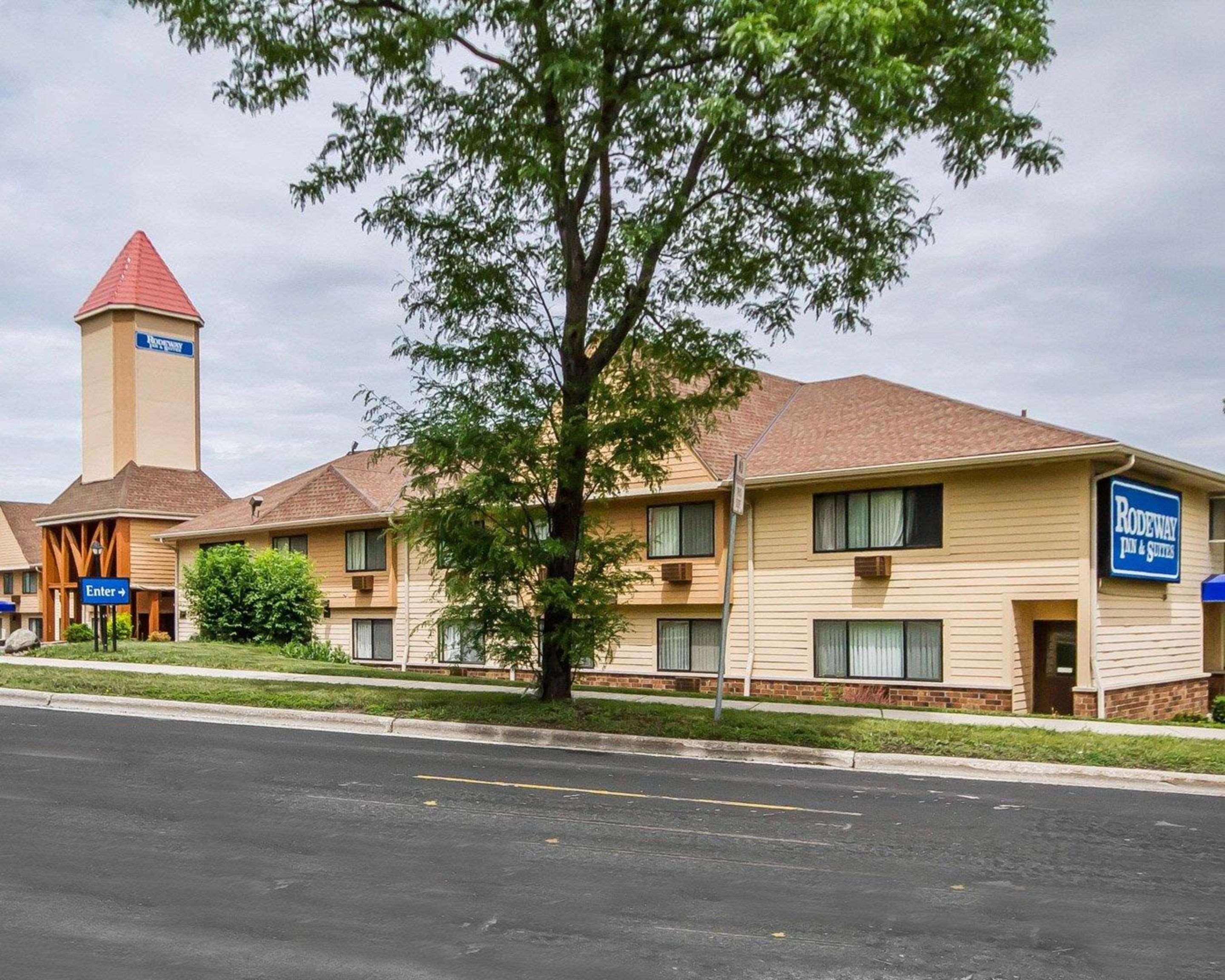 Rodeway Inn & Suites Madison East Экстерьер фото