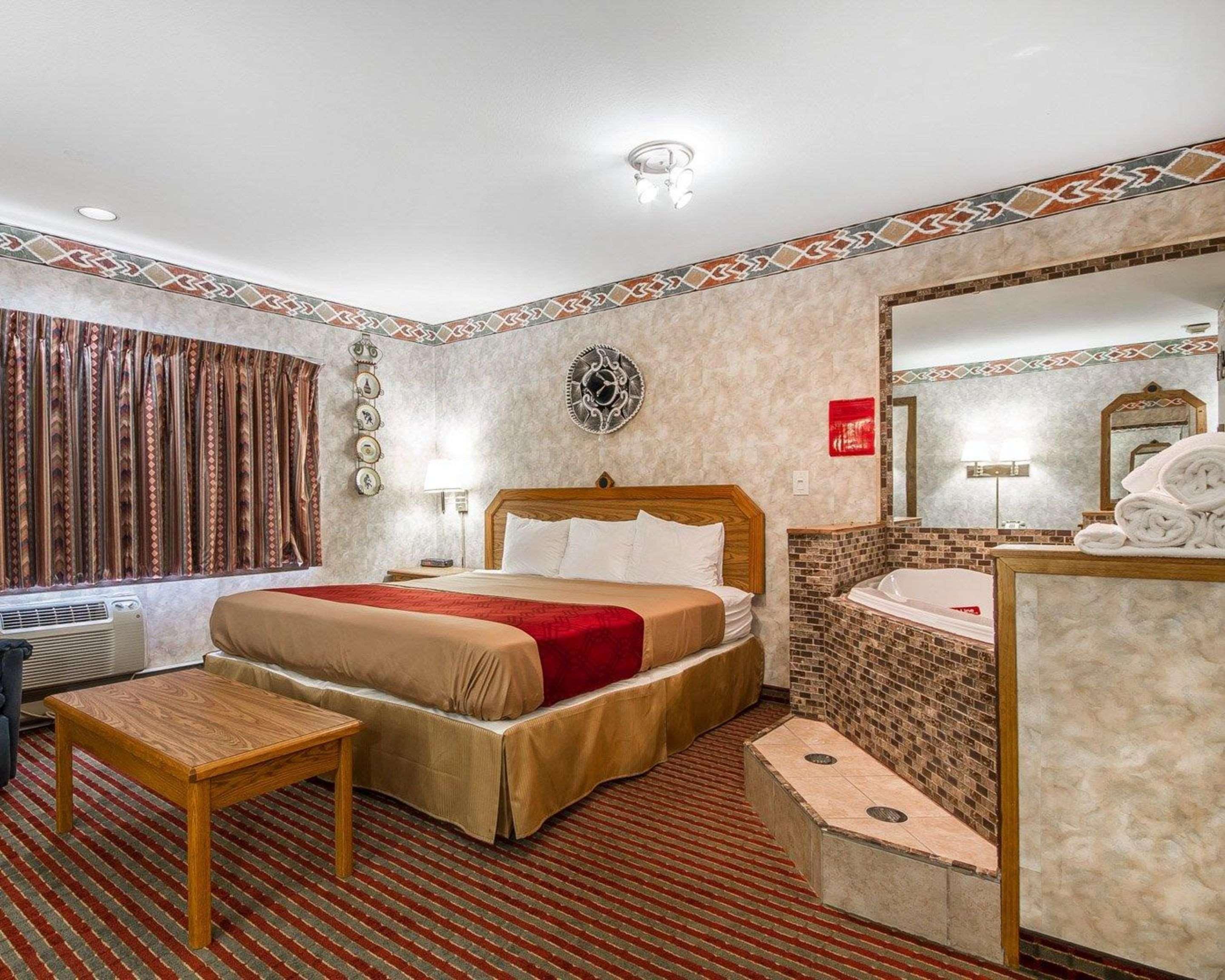 Rodeway Inn & Suites Madison East Экстерьер фото