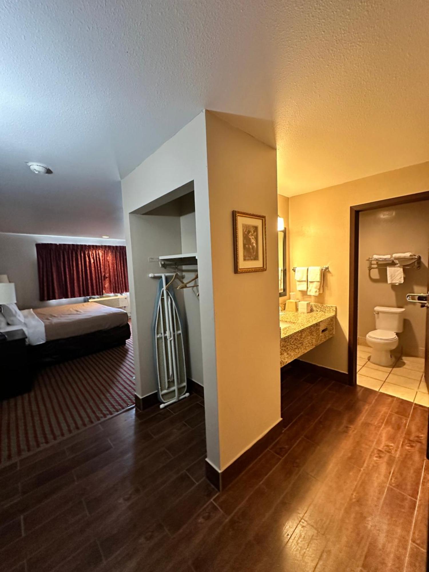 Rodeway Inn & Suites Madison East Экстерьер фото
