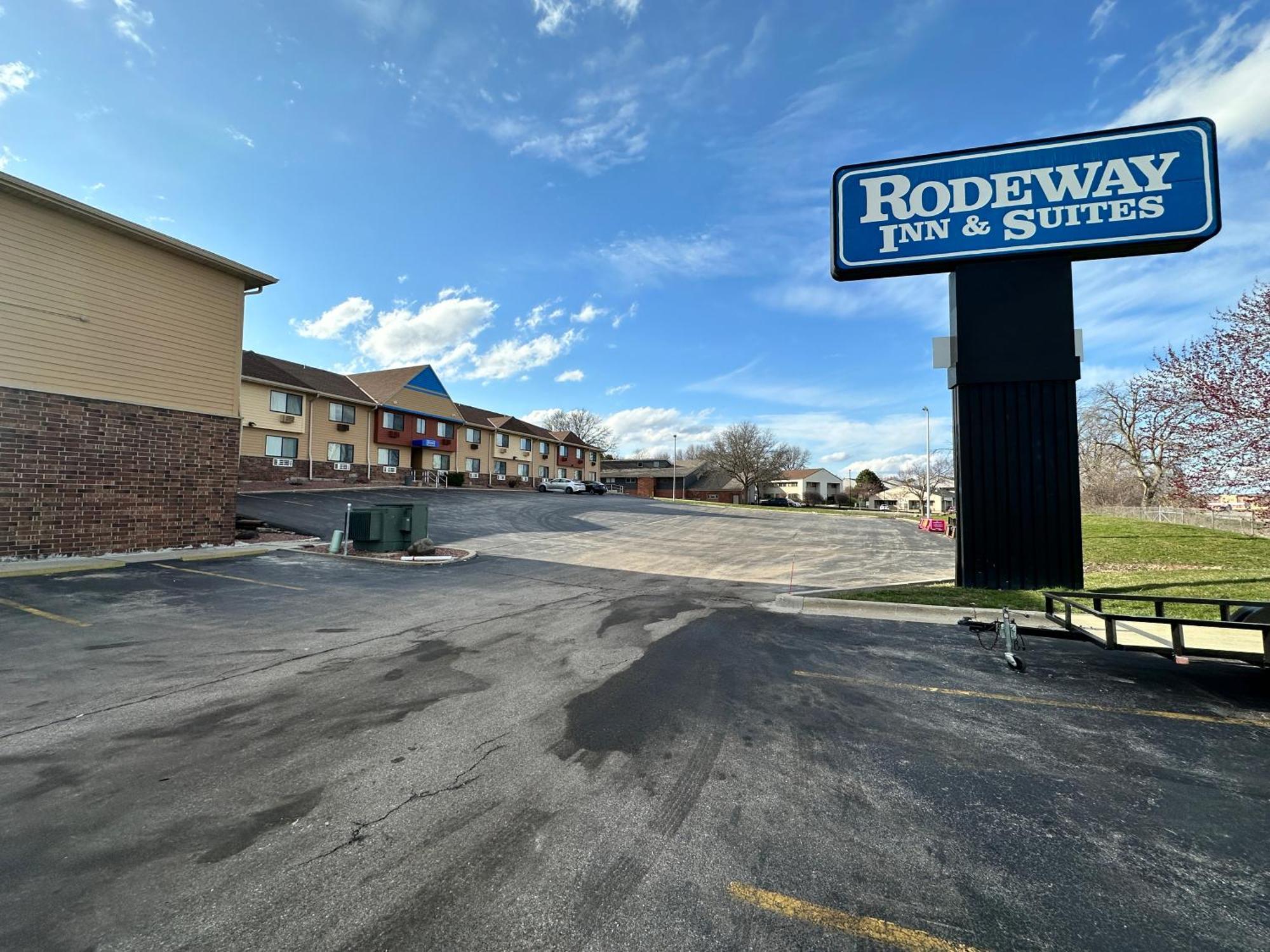 Rodeway Inn & Suites Madison East Экстерьер фото