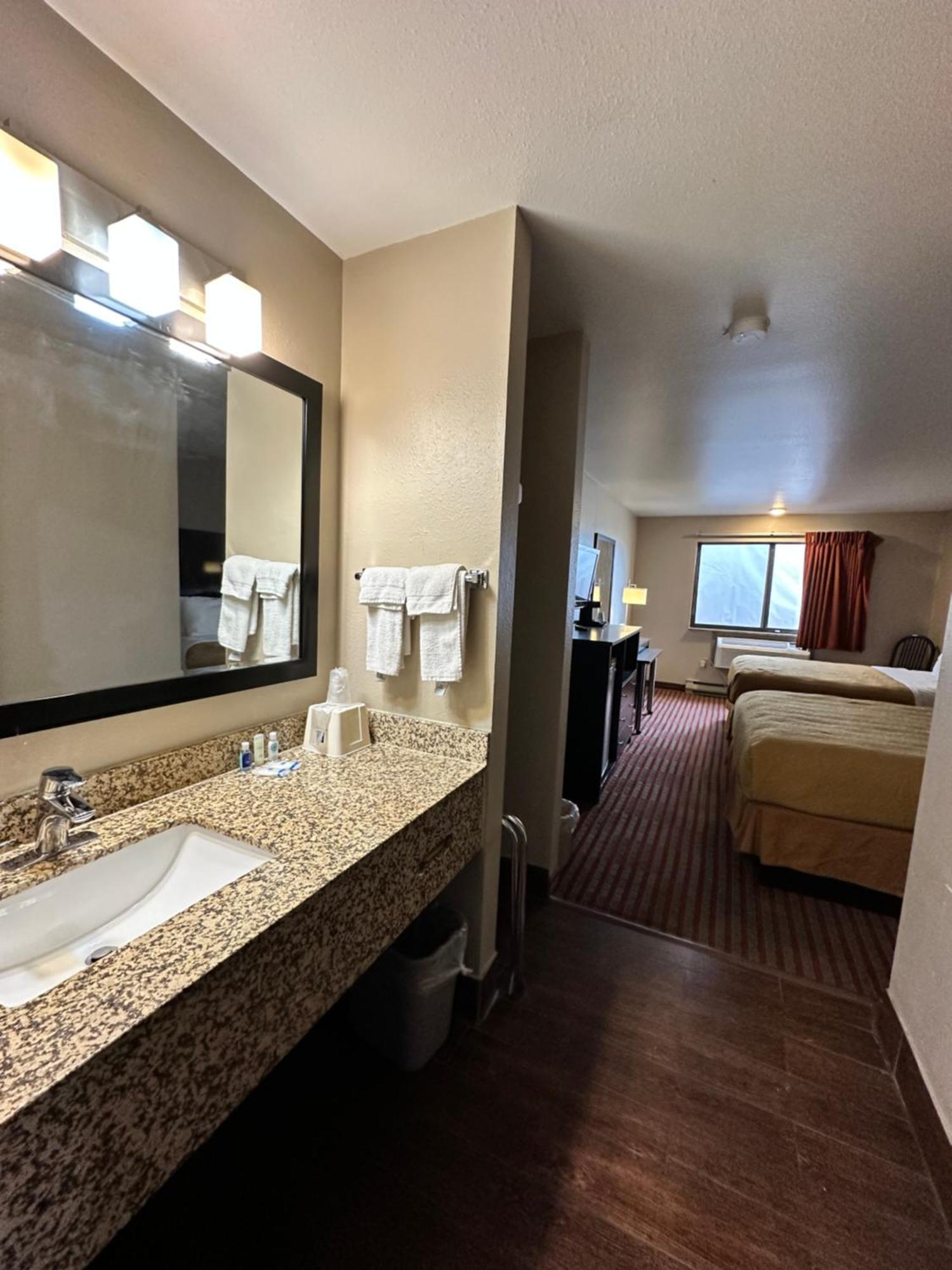 Rodeway Inn & Suites Madison East Экстерьер фото