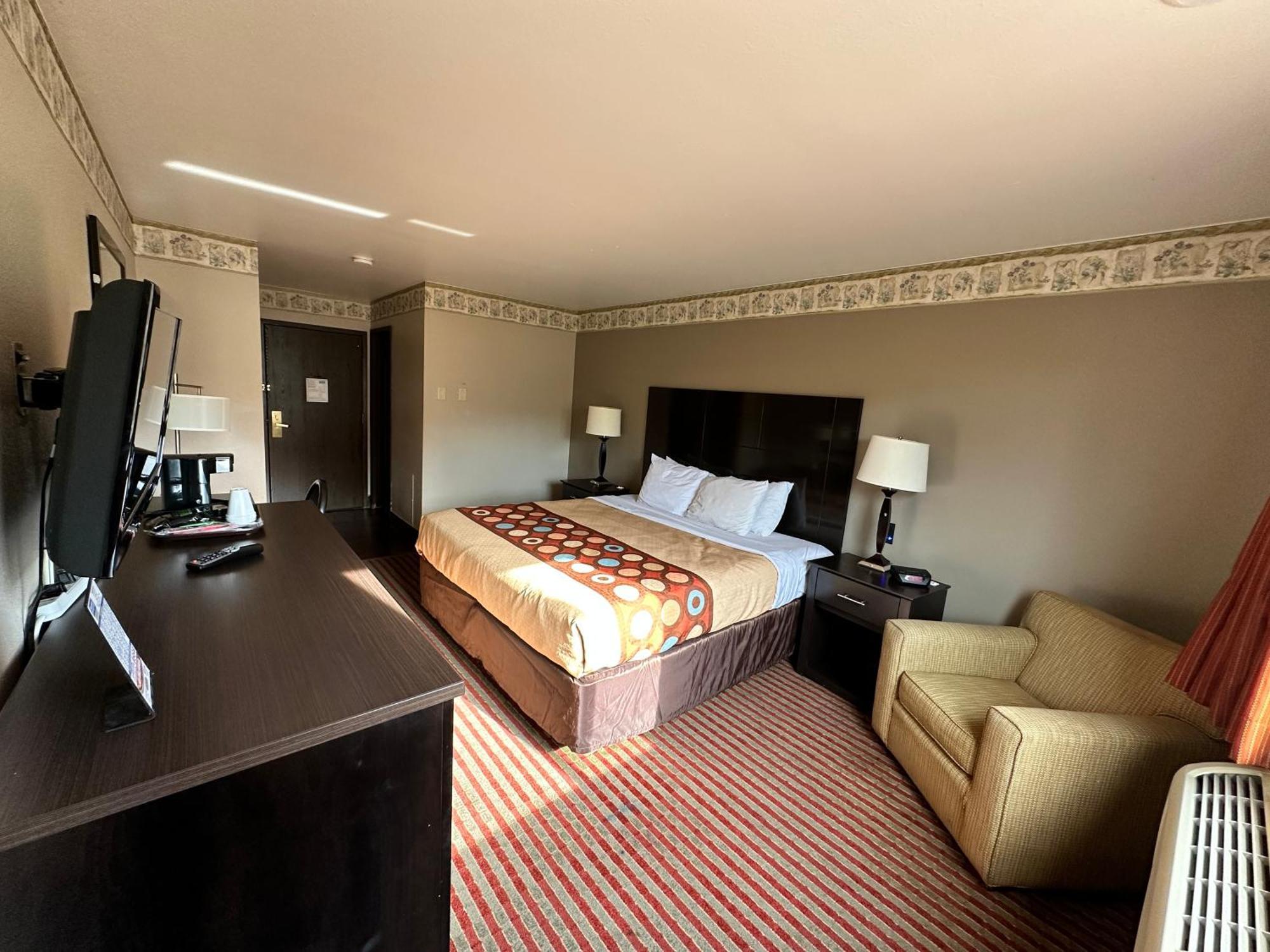Rodeway Inn & Suites Madison East Экстерьер фото