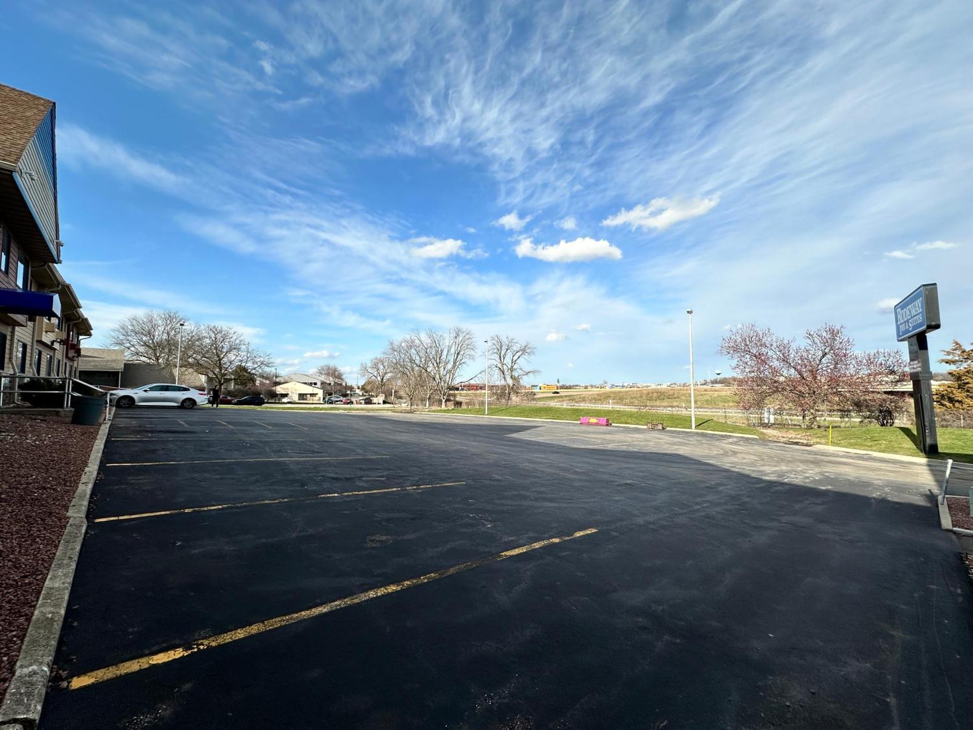 Rodeway Inn & Suites Madison East Экстерьер фото