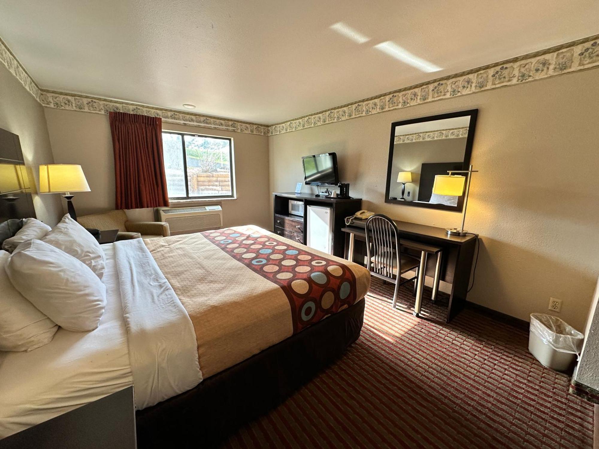 Rodeway Inn & Suites Madison East Экстерьер фото