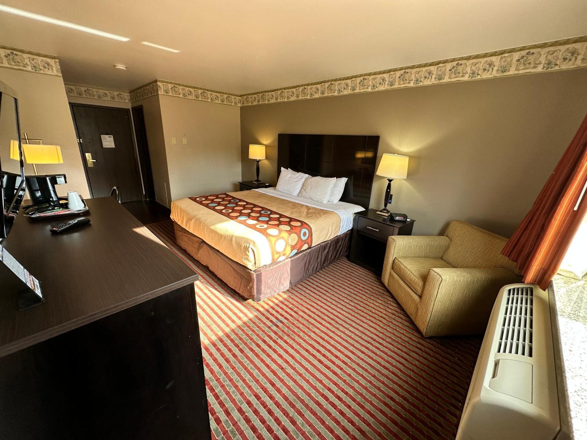 Rodeway Inn & Suites Madison East Экстерьер фото