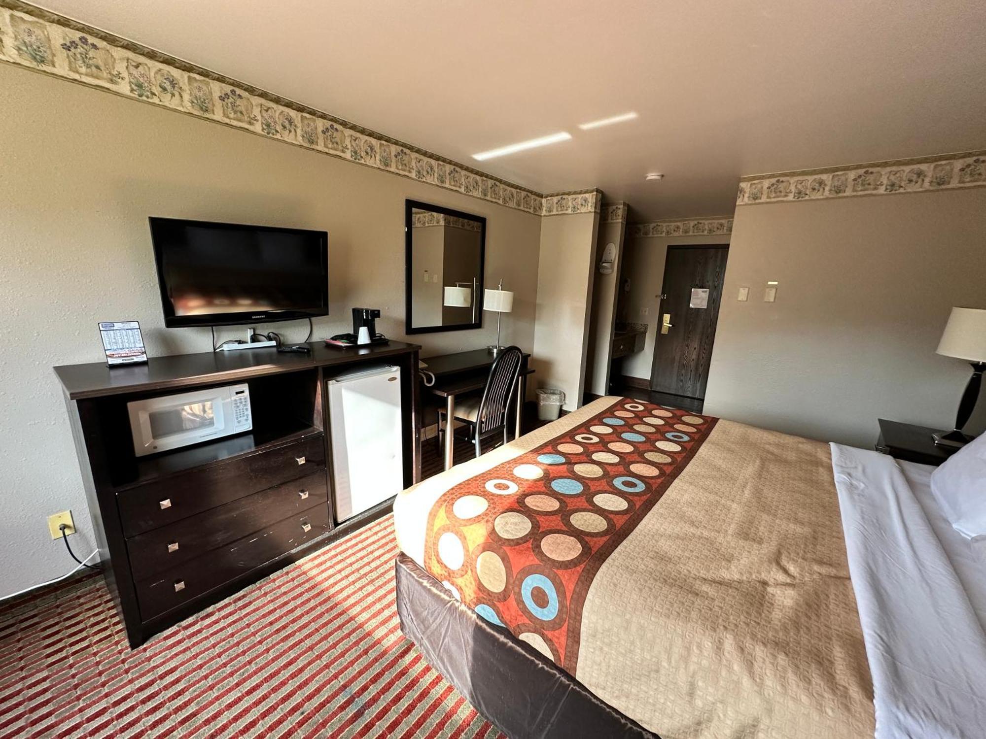 Rodeway Inn & Suites Madison East Экстерьер фото