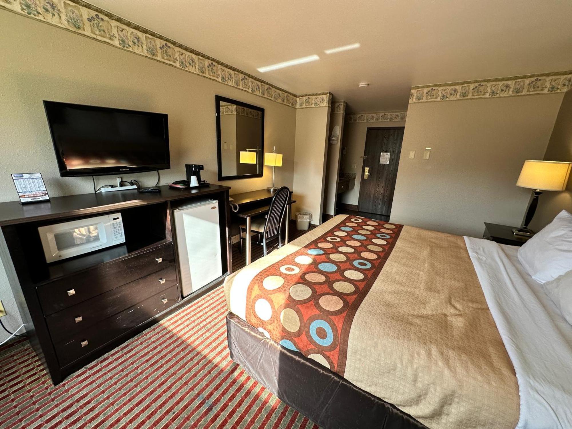 Rodeway Inn & Suites Madison East Экстерьер фото