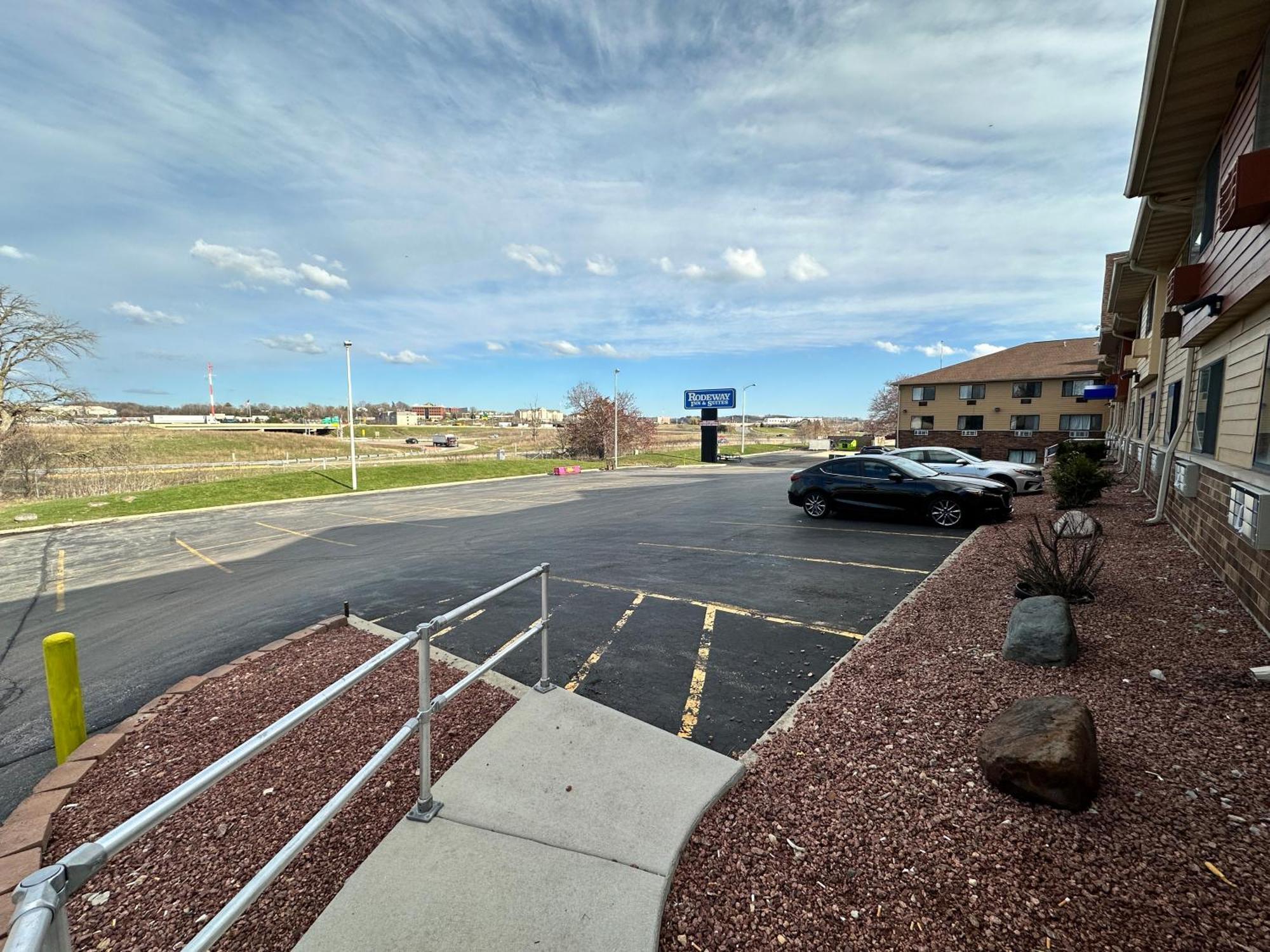 Rodeway Inn & Suites Madison East Экстерьер фото