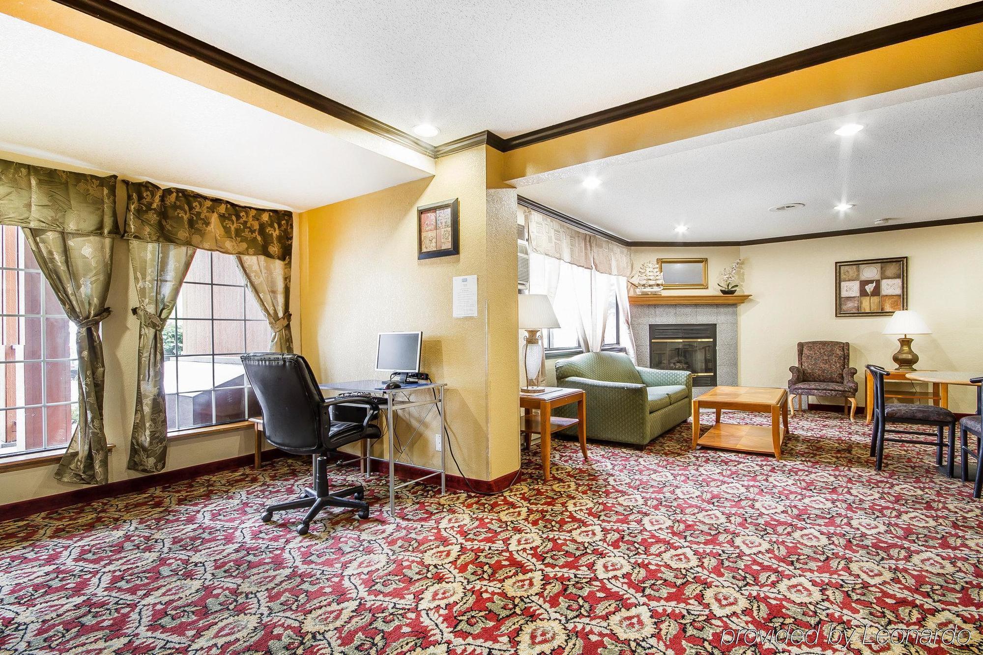 Rodeway Inn & Suites Madison East Экстерьер фото
