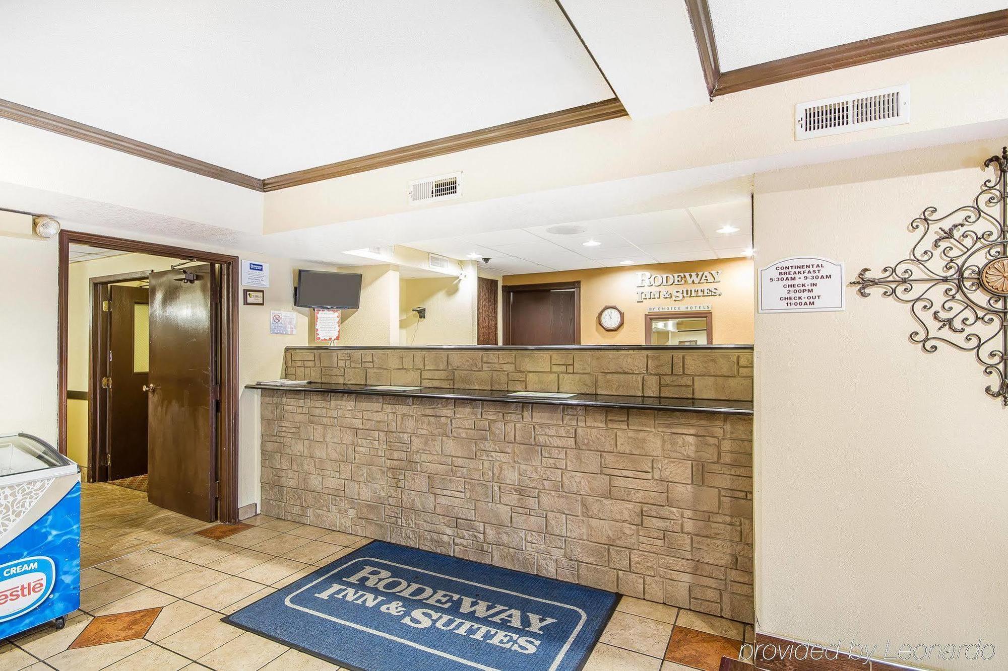 Rodeway Inn & Suites Madison East Экстерьер фото