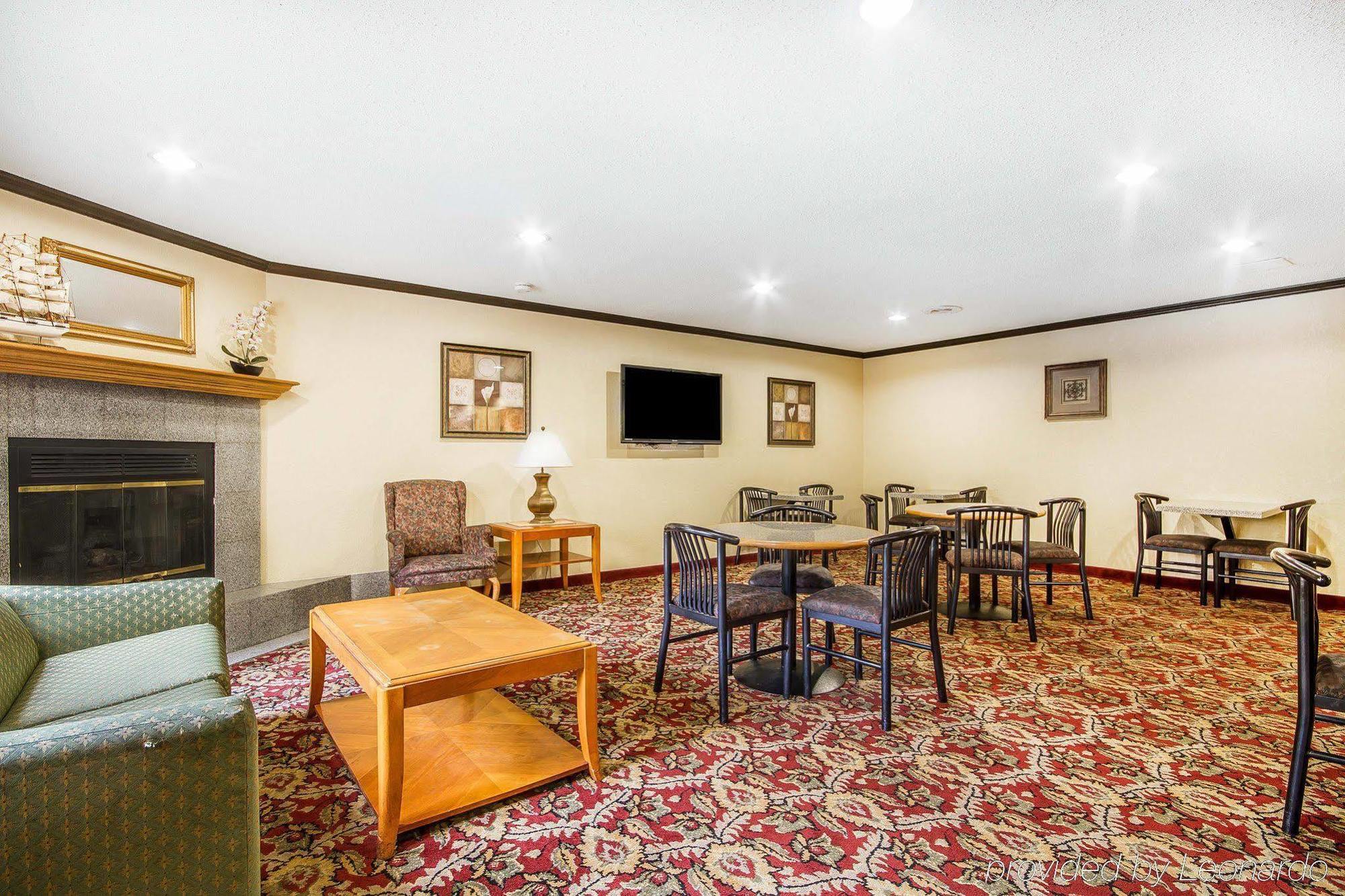 Rodeway Inn & Suites Madison East Экстерьер фото