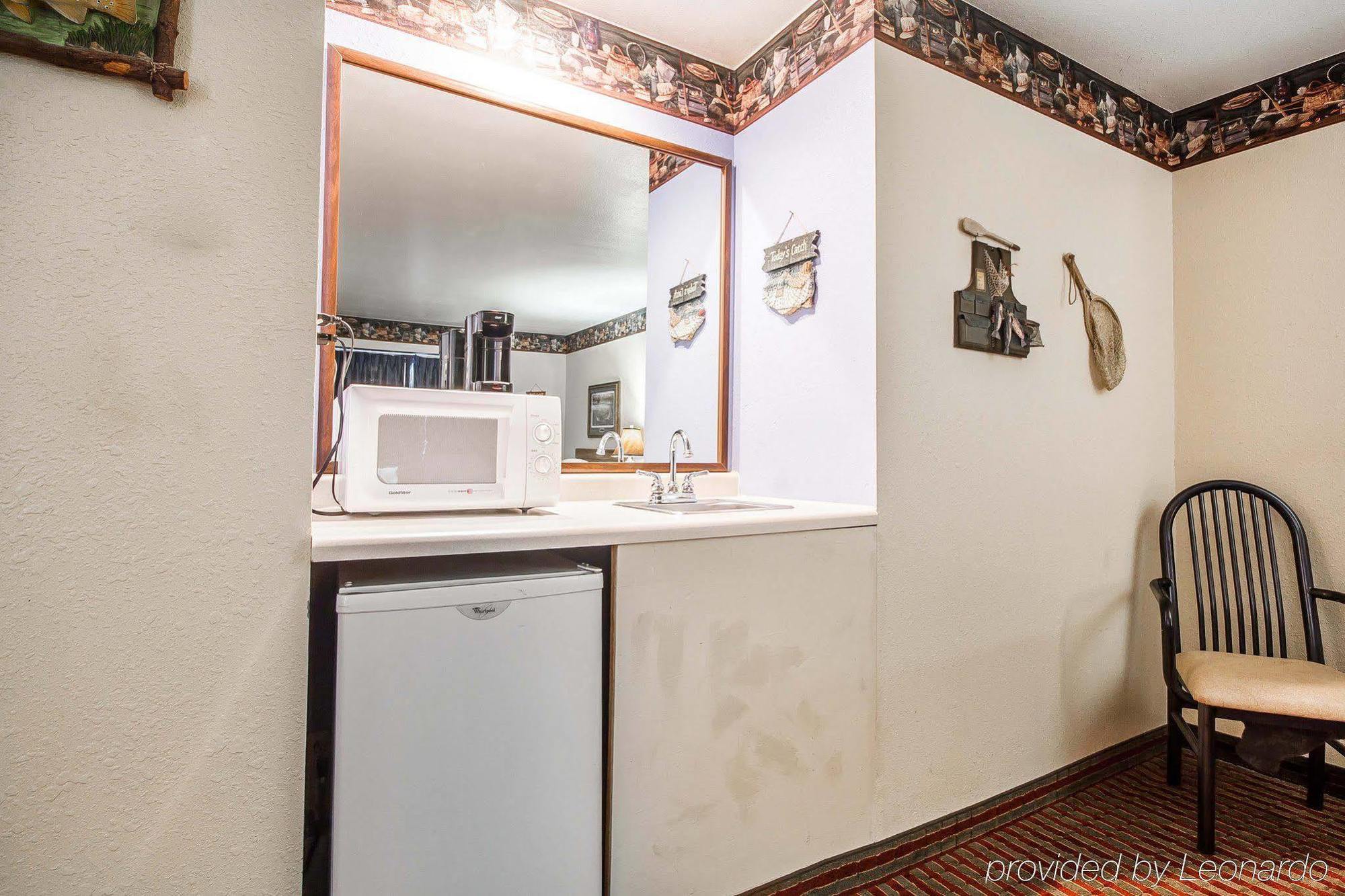 Rodeway Inn & Suites Madison East Экстерьер фото
