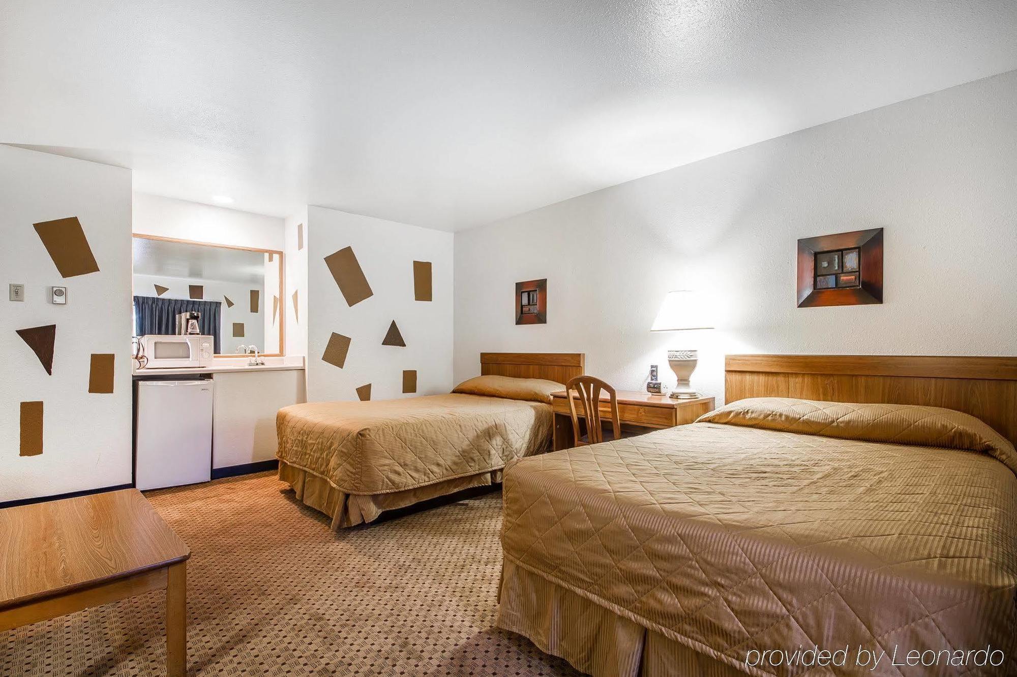 Rodeway Inn & Suites Madison East Экстерьер фото