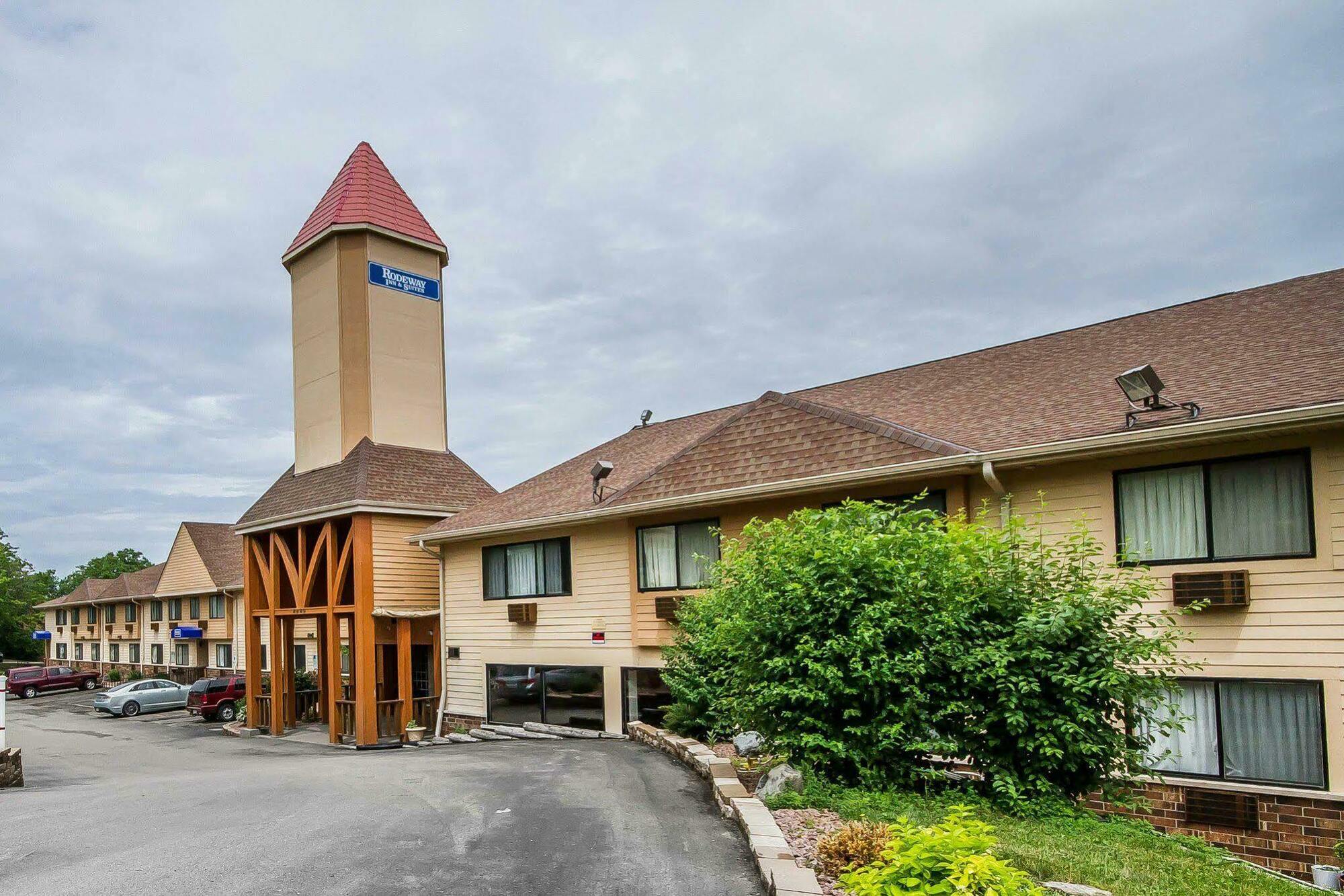 Rodeway Inn & Suites Madison East Экстерьер фото
