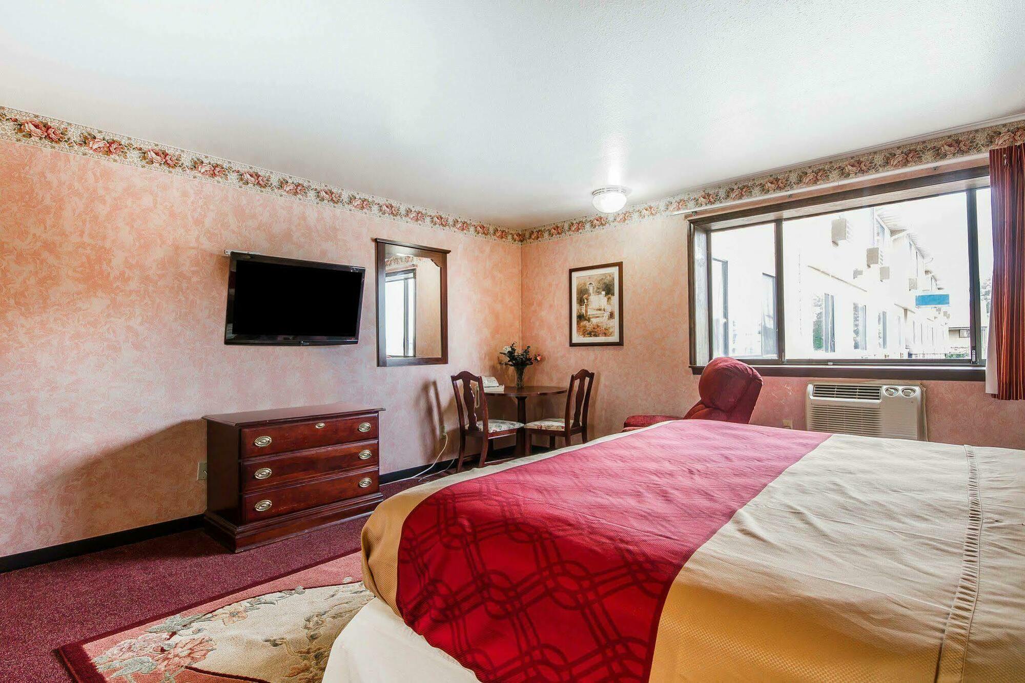 Rodeway Inn & Suites Madison East Экстерьер фото