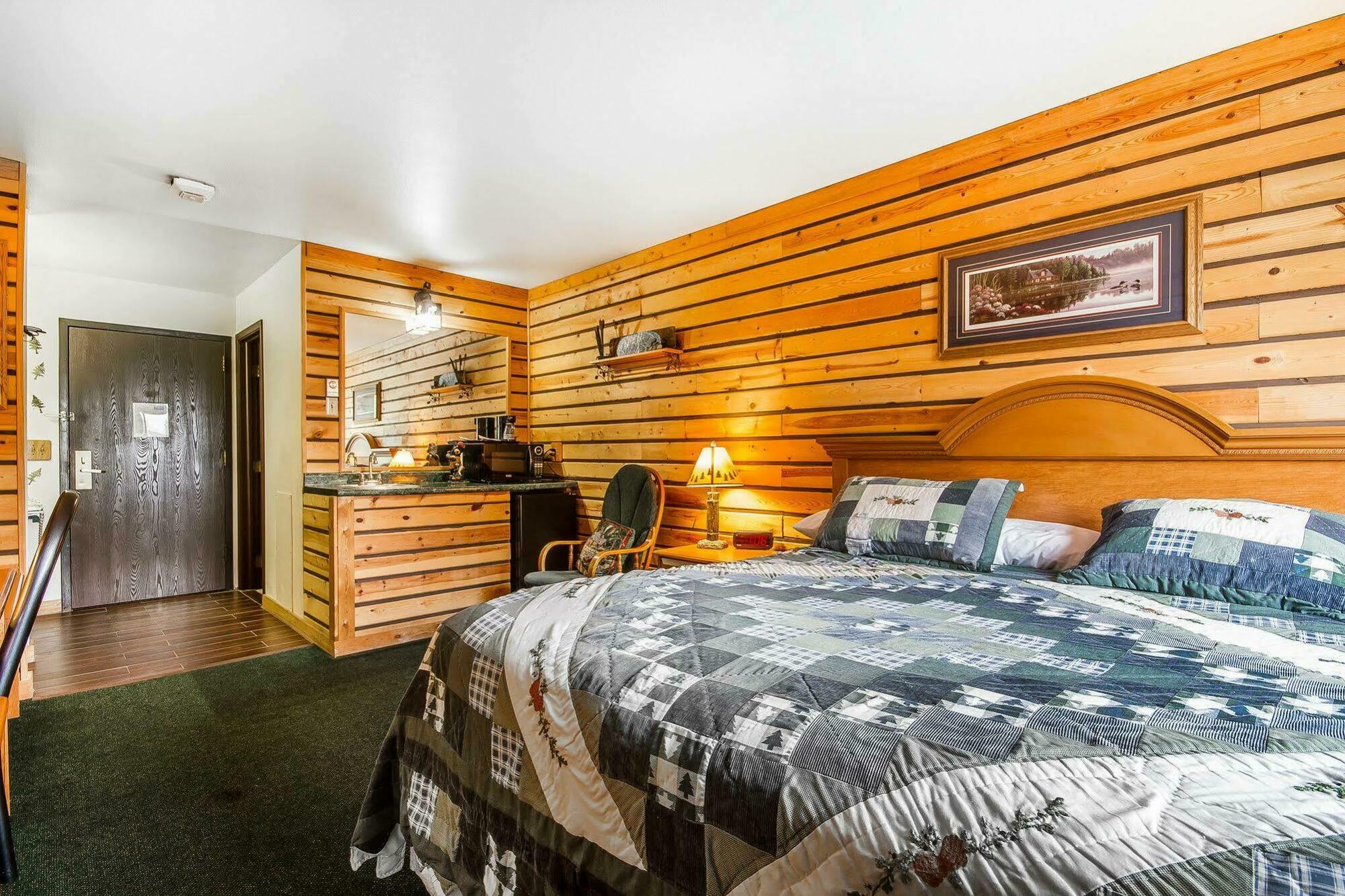 Rodeway Inn & Suites Madison East Экстерьер фото